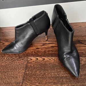 Ankle heeled bootie